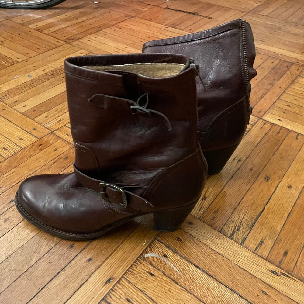 Frye Karla Engineer Short Black Red Boot Size 10 B Heeled Zipper Biker Vibram